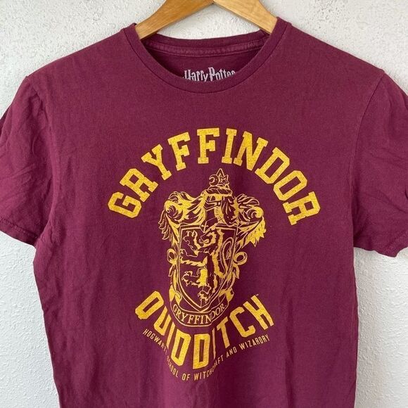 Harry Potter Gryffindor T-Shirt Size M EUC - Picture 2 of 3